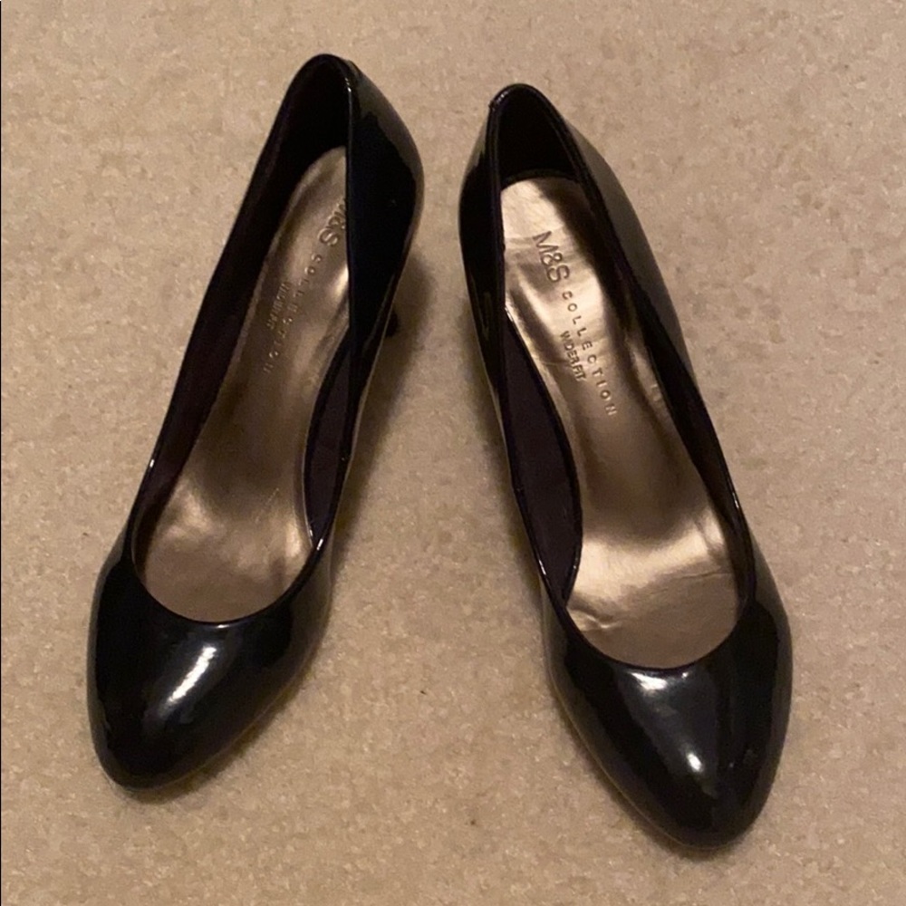 Classic heeled pump in black